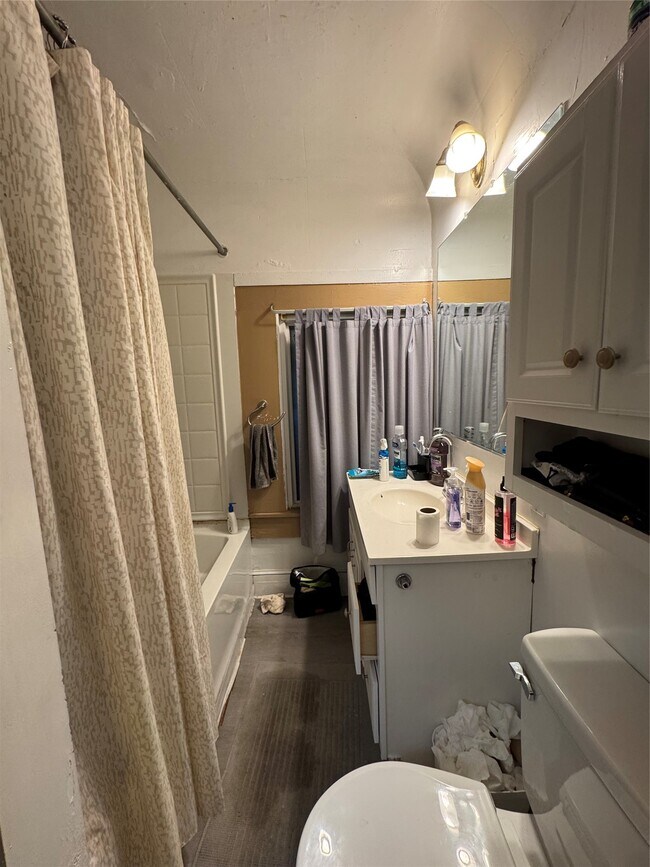 Building Photo - 121 Oak St