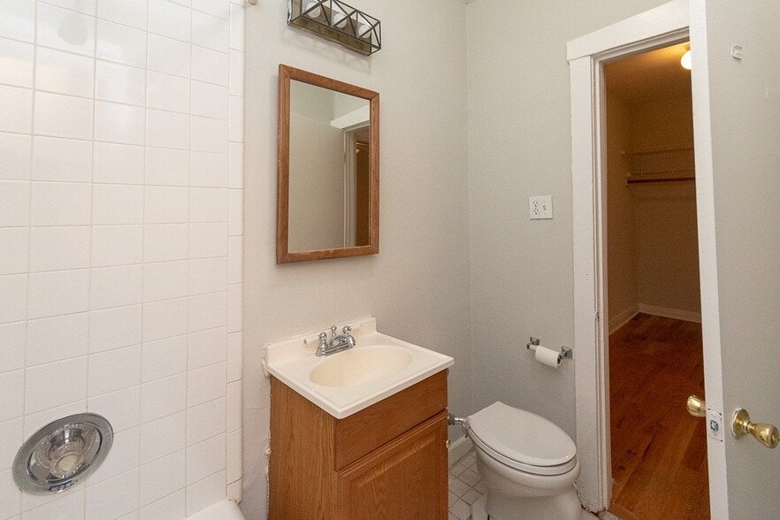 Building Photo - 516 W Melrose St