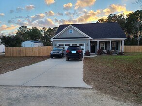 Building Photo - 3 Bed, 2.5 Bath home in Hampstead