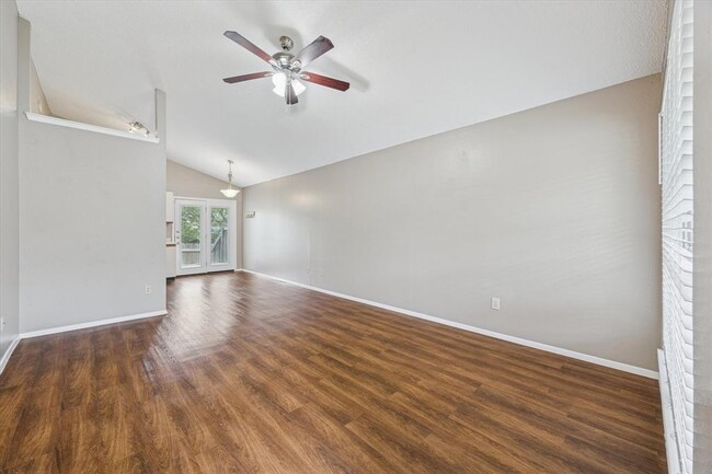 Building Photo - 1015 E Yager Ln