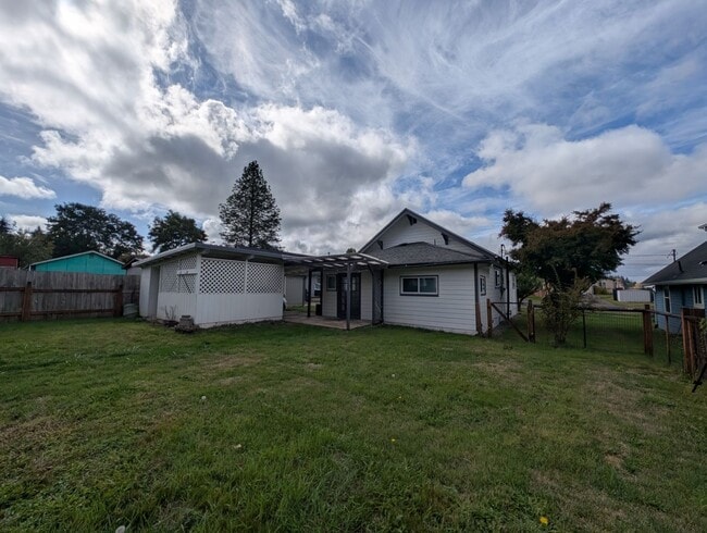 Building Photo - Adorable Four Bedroom w/ Fenced Yard Avail...