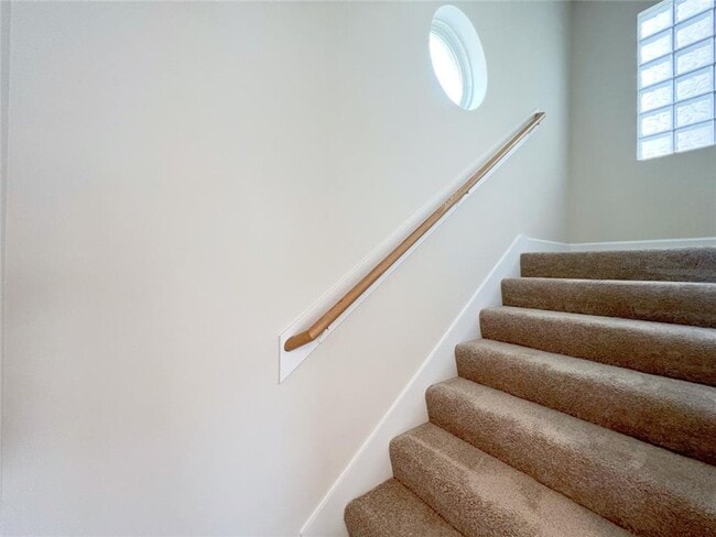 Building Photo - Modern tri-level 3 bed/ 2.5 bath