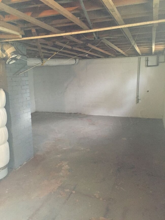 Building Photo - Very nice and LARGE 1 bed House for rent CLOSE TO MSU!