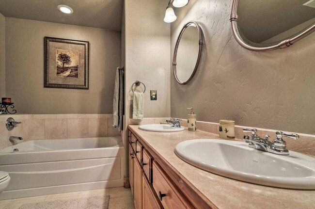 Building Photo - 400 Paintbrush Ter