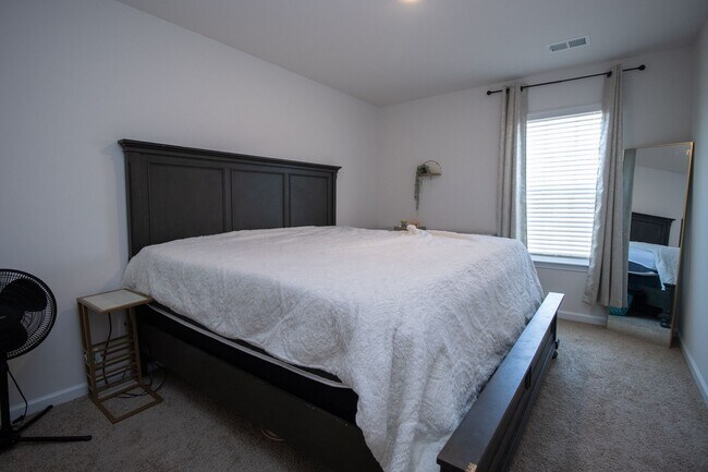Building Photo - Stylish & Spacious Pet-Friendly Home in Bo...