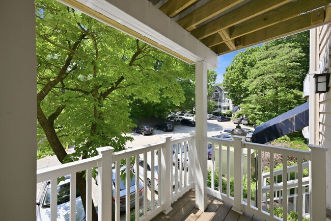 Building Photo - Stylish Two-Level Condo in Gables of Tuckerman Near Pike & Rose!