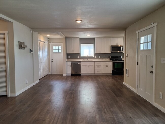 Building Photo - Beautifully Updated South Tacoma 3 Bedroom