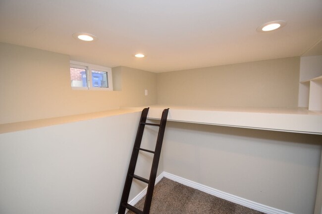 Building Photo - 1373 S 200 E