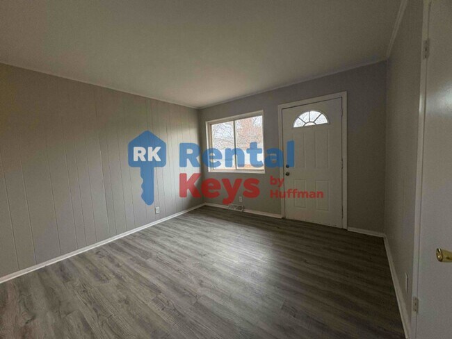 Building Photo - Three Bedroom Duplex