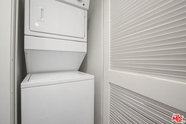 Building Photo - 819 S Holt Ave