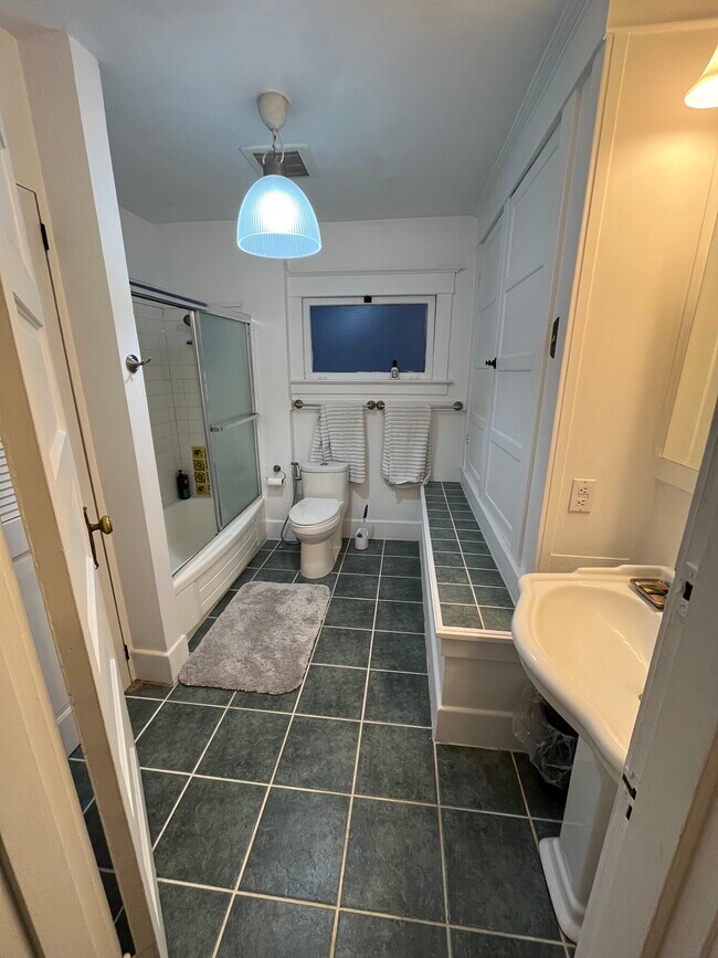 Building Photo - 2506 N Alder St