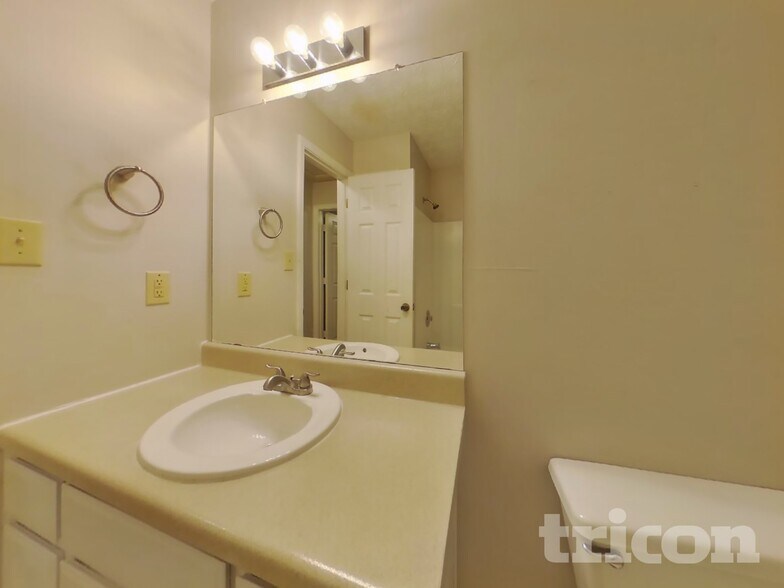 Building Photo - 15 Gregory Ln