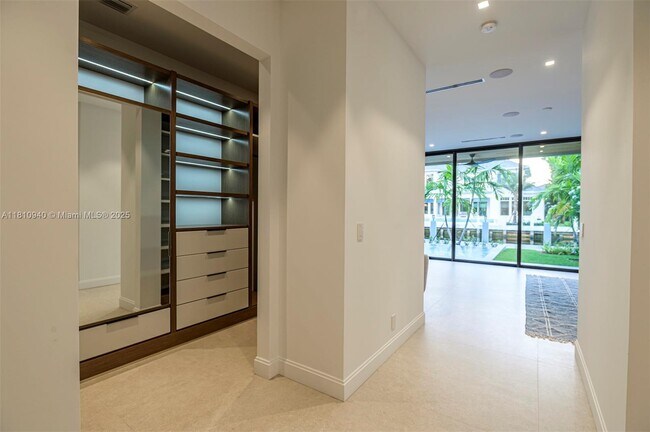 Building Photo - 401 Royal Plaza Dr
