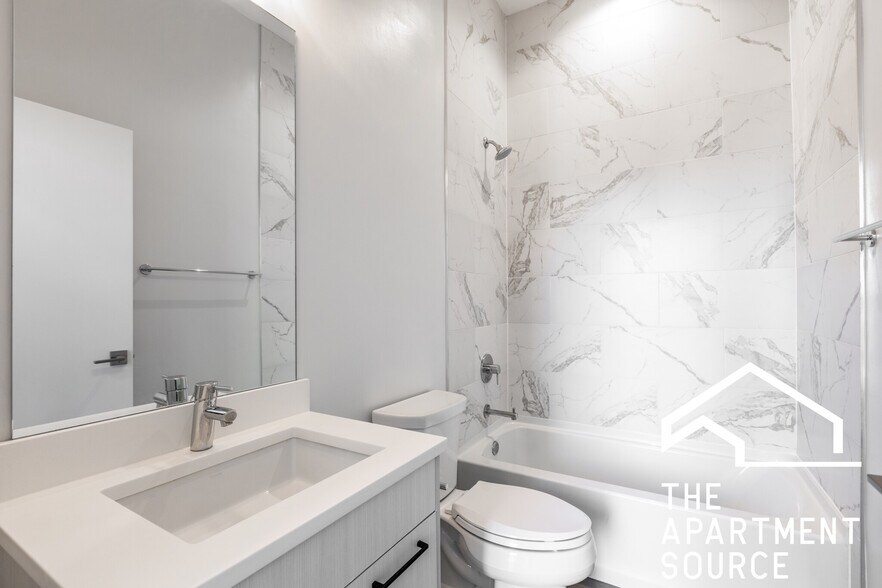 Building Photo - 2247 W Lawrence Ave