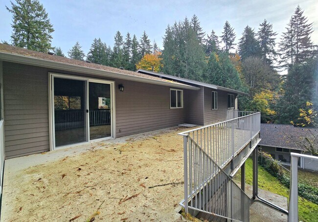 Building Photo - 4 Bedroom 3 Bath in Lake Forest Park