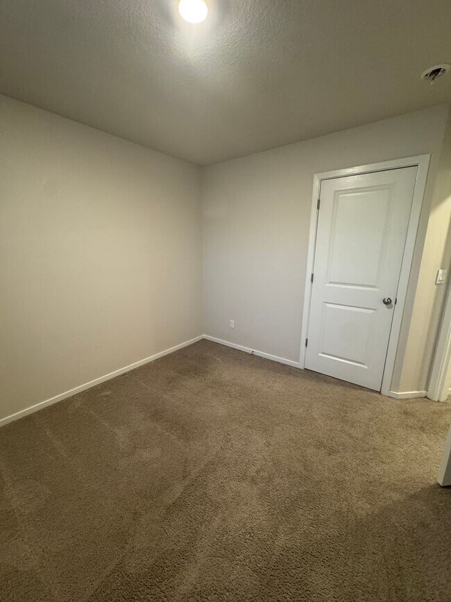 Building Photo - 4 Bedroom, 2.5 bath, newer home in desirable location!!