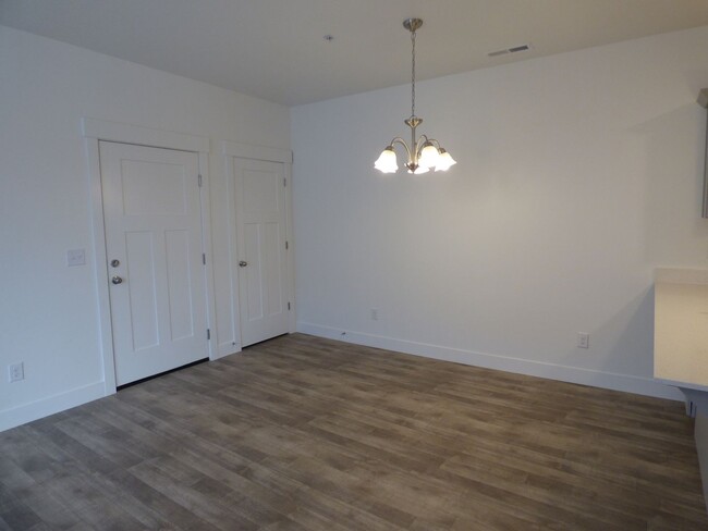 Building Photo - Like New 3 Bd 2 Ba Condo With Garage