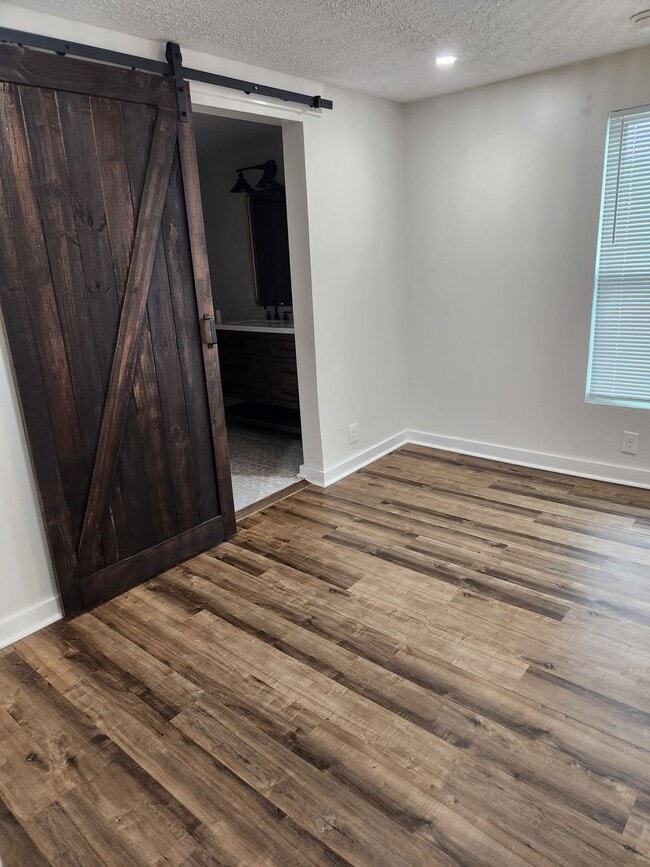 Building Photo - Beautifully Renovated Home Walkable to Downtown Dickson