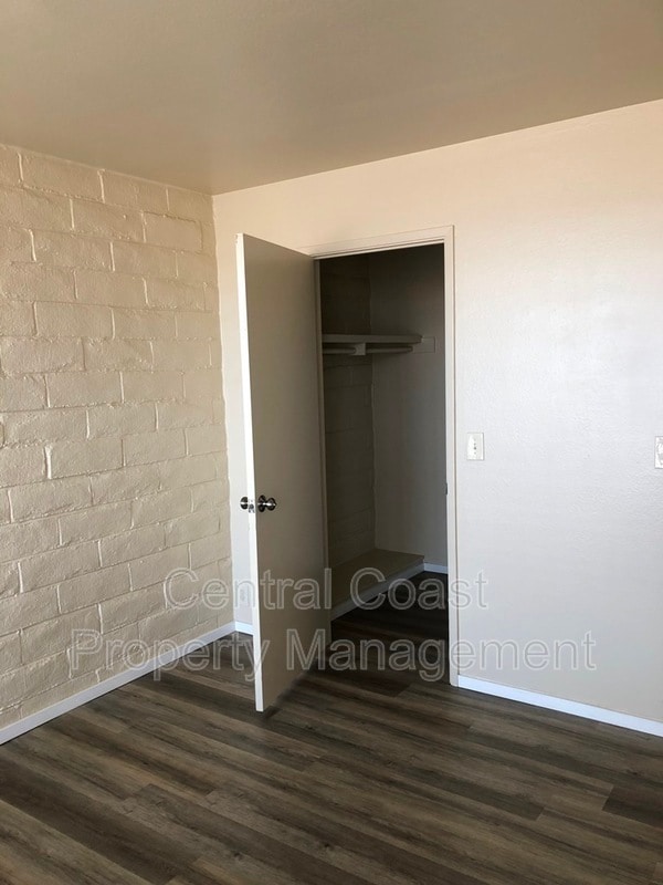 Building Photo - 451 Dela Vina Ave