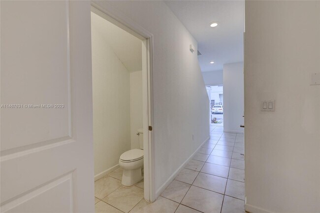 Building Photo - 1170 SW 7th Ct