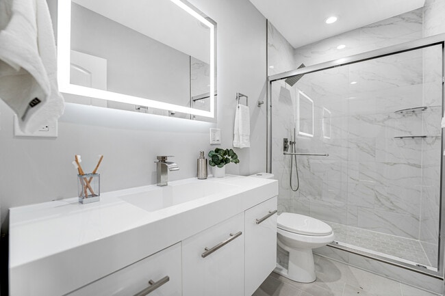 Building Photo - 4721 W Warwick Ave