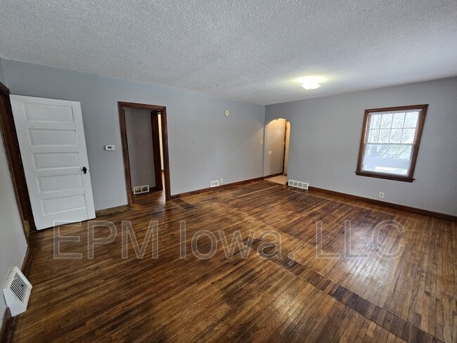 Building Photo - 401 Charles St