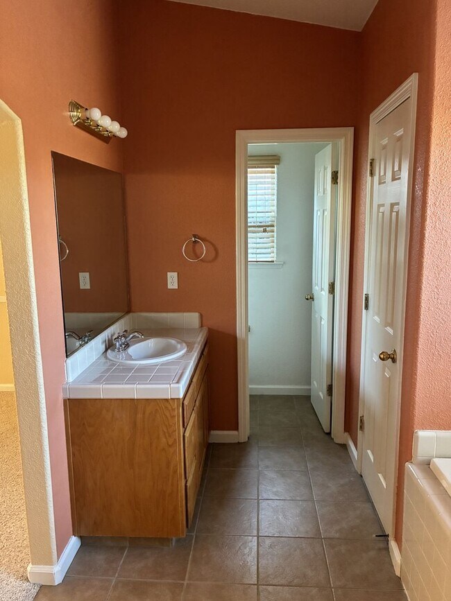 Building Photo - 3 Bedroom 2 Bath Home