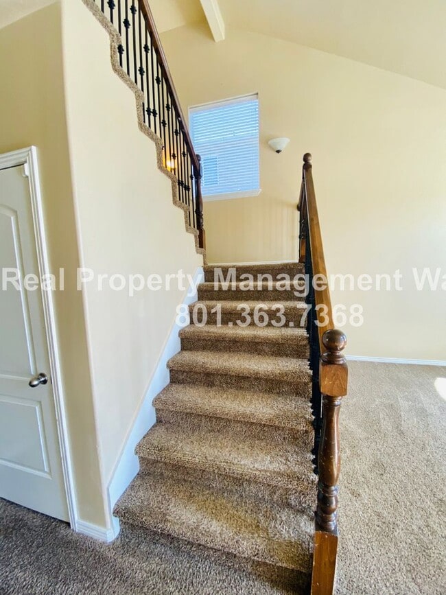 Building Photo - 5 Bedroom 3 Bathroom Riverton Home!