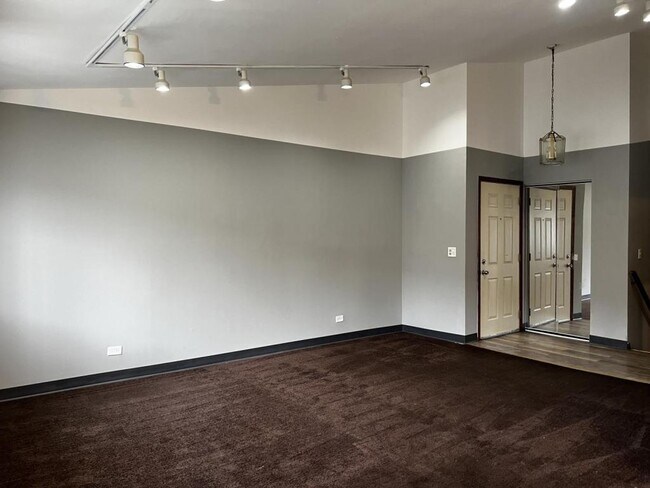 Building Photo - 5623 Santa Barbara Dr