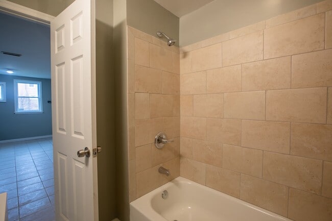 Building Photo - Lovely 2 BR/1 BA Condo in Columbia Heights!