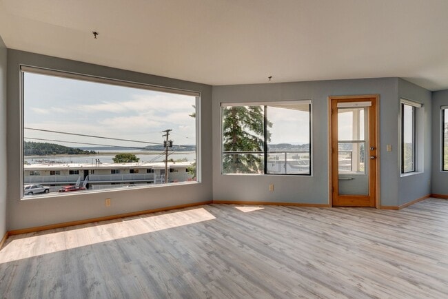 Building Photo - 2 Bed 2 Bath Water View Condo - Water/Sewe...