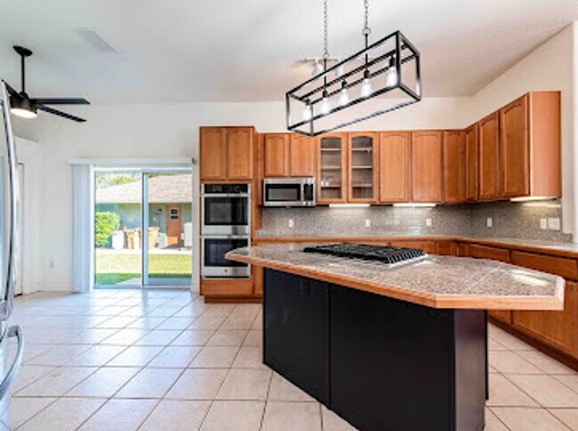 Building Photo - St. Cloud 4 Bedroom, 4 Bathroom Pool Home with Lake View