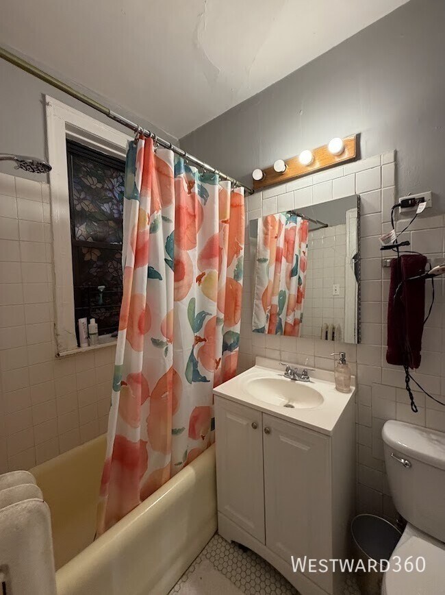 Building Photo - 6051 N Hermitage Ave