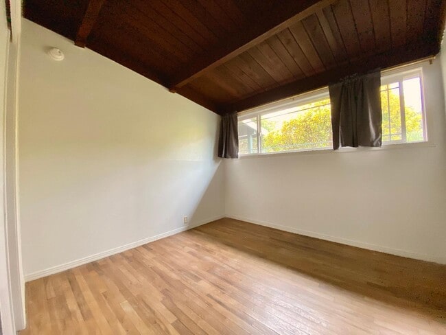Building Photo - 1245 Chester Ave