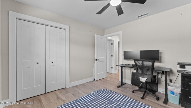 Building Photo - 375 Cherry Dr