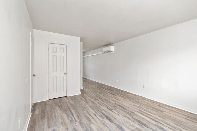 Building Photo - Newly Renovated 2 Bedroom Unit!