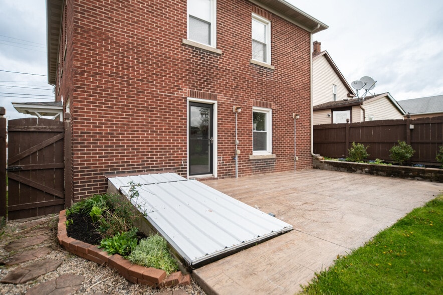 Building Photo - 39 Laverack Ave