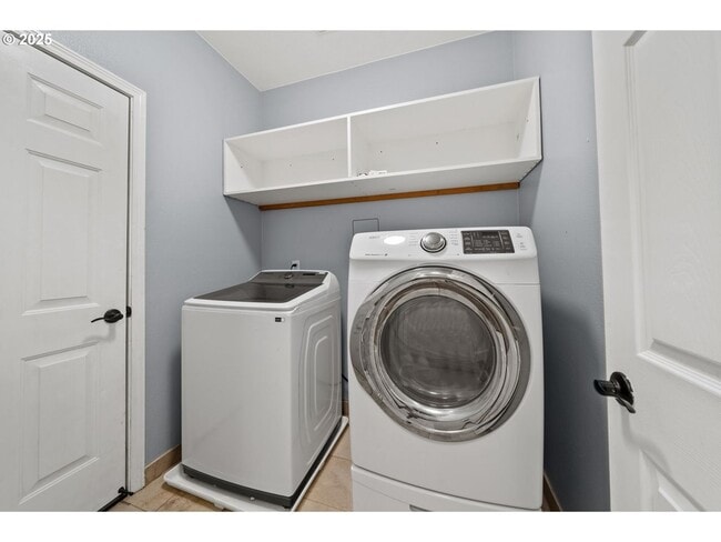 Building Photo - 3 levels, 7 bedrooms , lower level apartme...