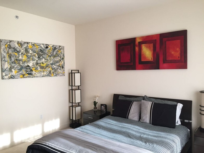Bedroom - 175 W St James St