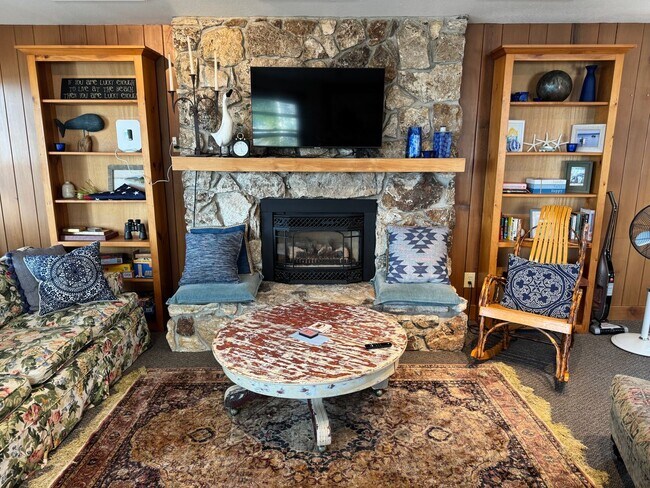 Building Photo - Beach House, Fully Furnished, Short Term J...