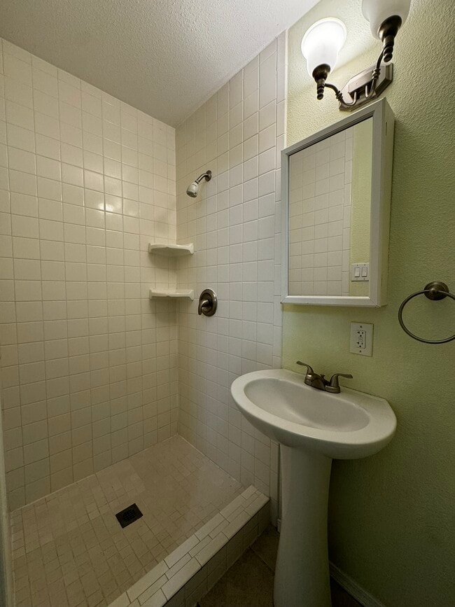 Building Photo - 4813 W Glen Dr SW