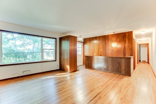 Building Photo - 840 25th Ave SE