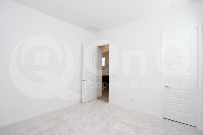 Building Photo - 3871 E Rainbow Dr