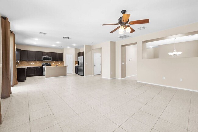 Building Photo - 4 Bedroom Home with Community Pool in Vail...