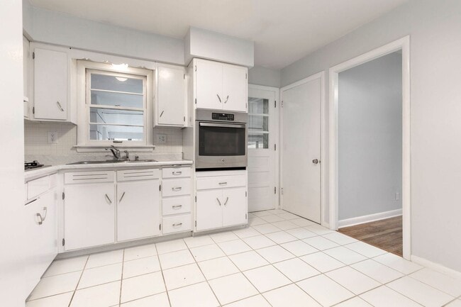 Building Photo - 2850 Hikes Ln