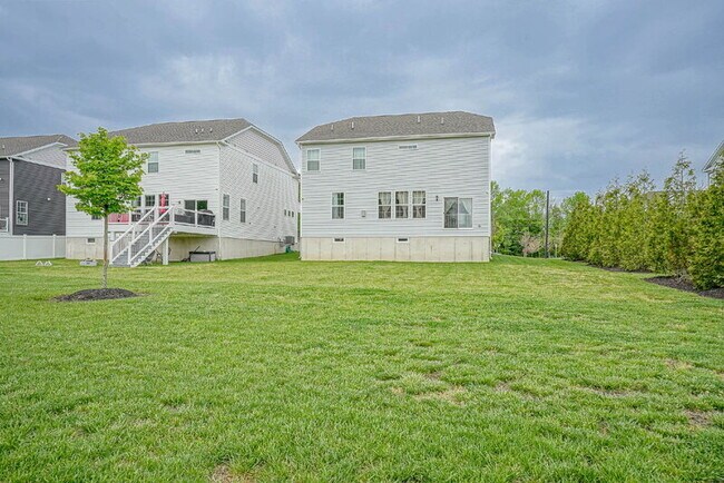 Building Photo - 32 Westmont Dr
