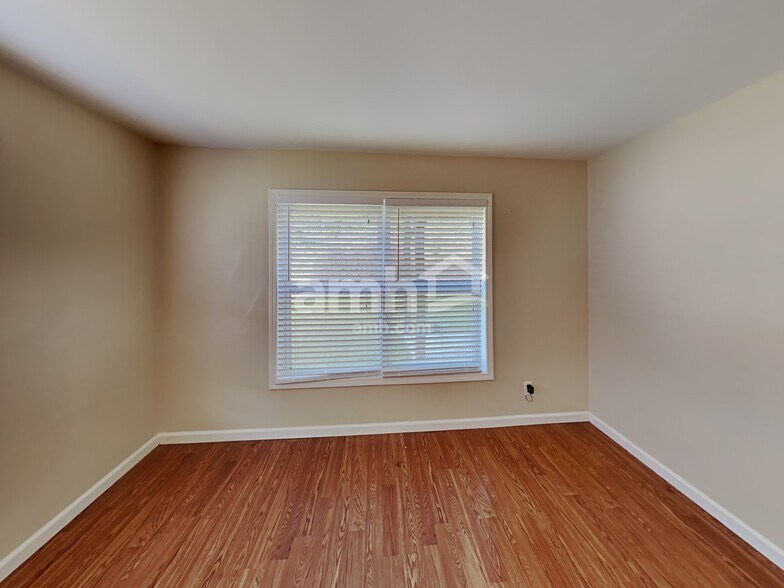 Building Photo - 111 Woodview Ct