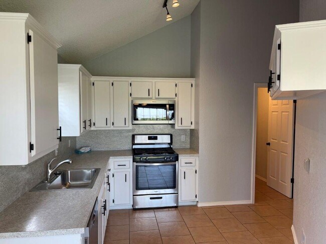 Building Photo - Completely remodeled and ready for move in...