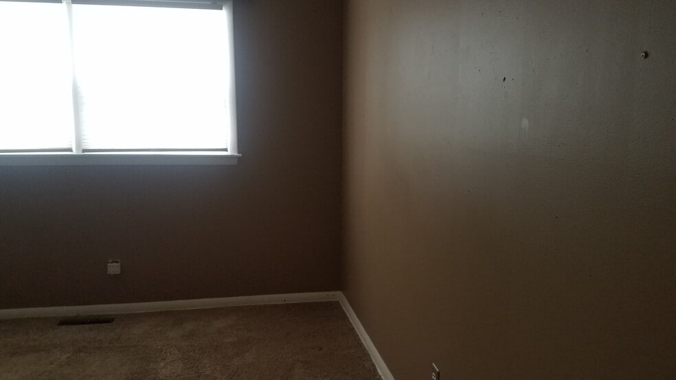 Building Photo - 619 Sussex Ln