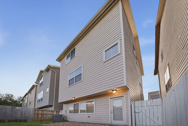 Building Photo - 3209 Clearview Cir
